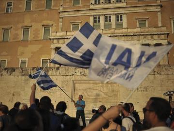 Miles de griegos se manifiestan a favor de un acuerdo y de seguir en el euro