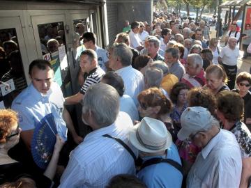 Miles de jubilados griegos hacen colas en los bancos