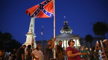 La bandera ha dejado de ondear frente al edificio del Capitolio en Charleston