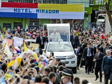 El papa Francisco recibido por una multitud de fieles a su llegada a Paraguay