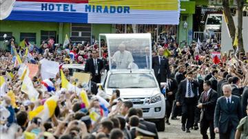 El papa Francisco recibido por una multitud de fieles a su llegada a Paraguay