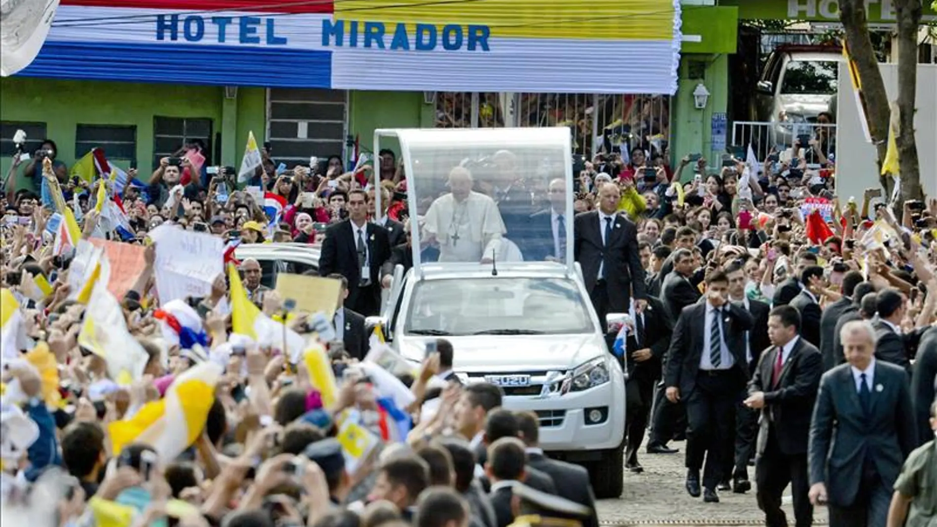 El papa Francisco recibido por una multitud de fieles a su llegada a Paraguay El papa Francisco recibido por una multitud de fieles a su llegada a Paraguay