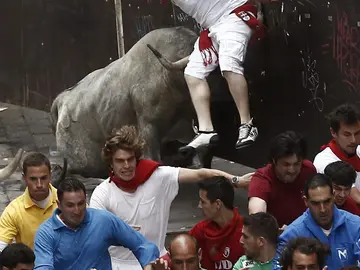 Espectacular cogida en la curva de Mercaderes con un peligroso toro de José Escolar Espectacular cogida en la curva de Mercaderes con un peligroso toro de José Escolar
