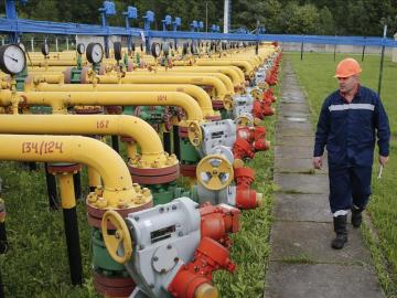 Un operario revisa las instalaciones de una central de almacenaje de gas