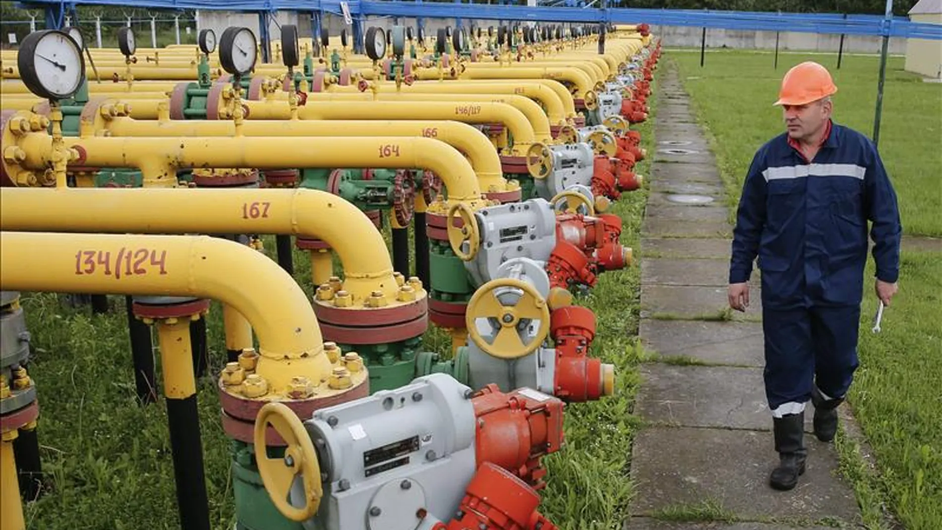 Un operario revisa las instalaciones de una central de almacenaje de gas Un operario revisa las instalaciones de una central de almacenaje de gas
