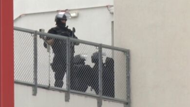 La policía evacúa a las 18 personas retenidas en un centro comercial cercano a París