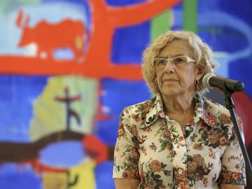 Manuela Carmena durante una breve comparecencia ante los medios de comunicación 