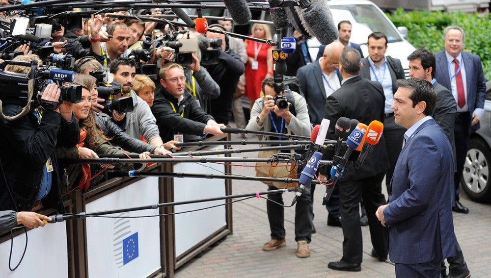 Alexis Tsipras atiende a los medios en Brsuelas