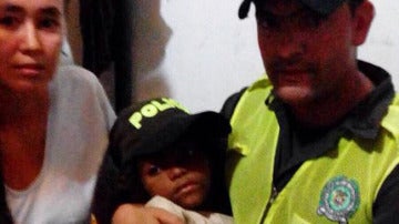 La pequeña después de ser rescatada por las autoridades.