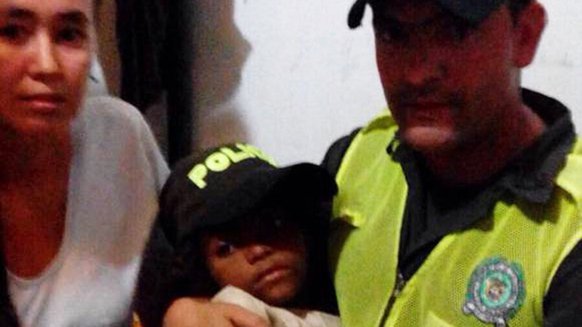La peque&ntilde;a despu&eacute;s de ser rescatada por las autoridades.