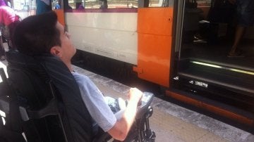 El joven en su silla de ruedas esperando a un tren de Renfe