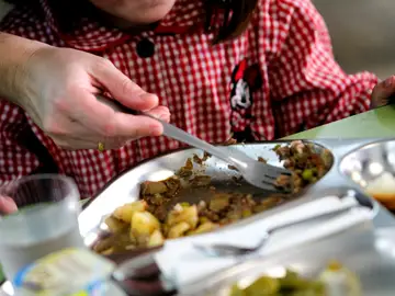 Una menor en un comedor escolar Una menor en un comedor escolar