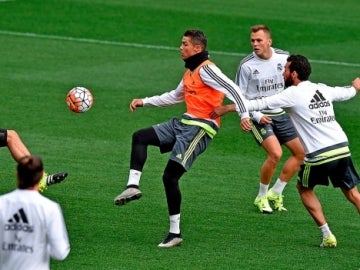 Cristiano Ronaldo controla un balón en Melbourne 