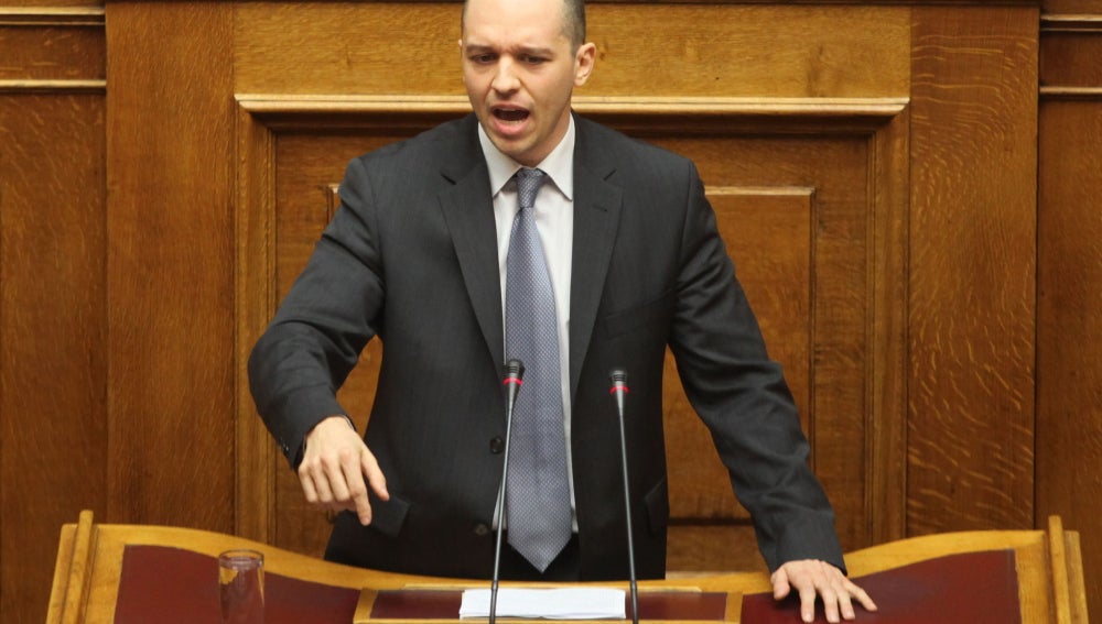 Ilias Kasidiaris en el Parlamento Griego