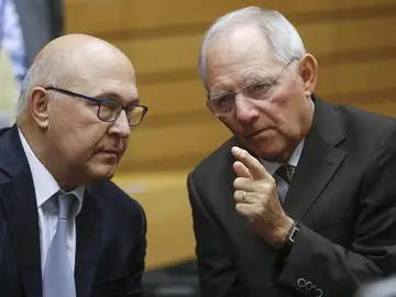 Michel Sapin hablando con ministros de Finanzas del Eurogrupo sobre la crisis griega Michel Sapin hablando con ministros de Finanzas del Eurogrupo sobre la crisis griega