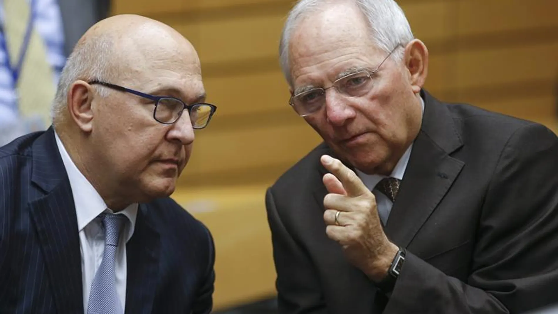 Michel Sapin hablando con ministros de Finanzas del Eurogrupo sobre la crisis griega Michel Sapin hablando con ministros de Finanzas del Eurogrupo sobre la crisis griega