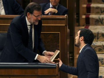 Alberto Garzón regala un libro de Keynes a Rajoy en el Congreso