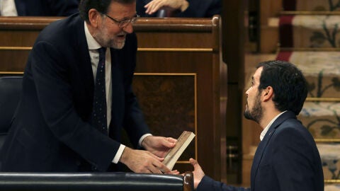 Alberto Garz&oacute;n regala un libro de Keynes a Rajoy en el Congreso