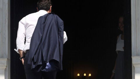 Tsipras llega a su oficina en Atenas