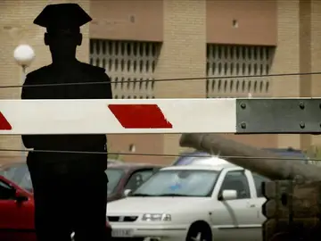 Un guardia civil custodia la entrada de la comandancia de Almería. Un guardia civil custodia la entrada de la comandancia de Almería.