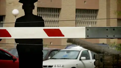 Un guardia civil custodia la entrada de la comandancia de Almería. Un guardia civil custodia la entrada de la comandancia de Almería.