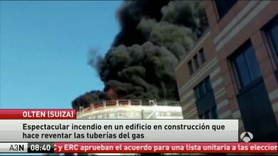 Un espectacular incendio en un edificio en Suiza hace explotar las tuberías de gas