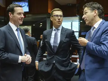 El Eurogrupo acuerda 7.000 millones para Grecia y ve bases para un nuevo rescate El Eurogrupo acuerda 7.000 millones para Grecia y ve bases para un nuevo rescate