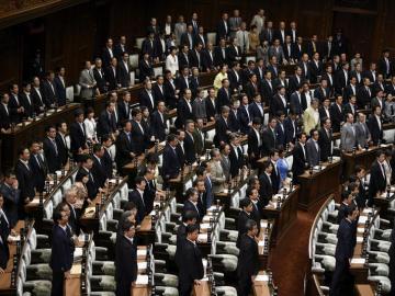 Los diputados nipones mayoritarios se levantan durante la votación de la reforma de las Fuerzas Armadas