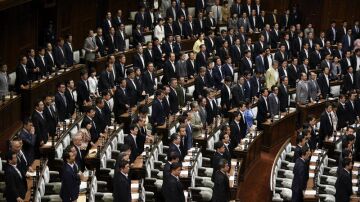 Los diputados nipones mayoritarios se levantan durante la votación de la reforma de las Fuerzas Armadas