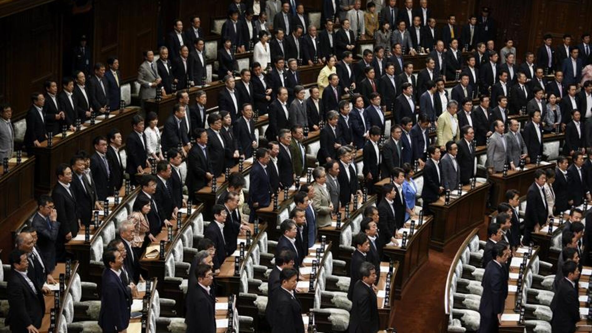 Los diputados nipones mayoritarios se levantan durante la votaci&oacute;n de la reforma de las Fuerzas Armadas