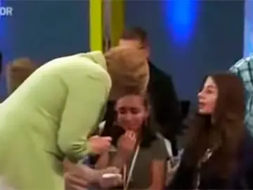 Angela Merkel consuela a la joven palestina. Angela Merkel consuela a la joven palestina.