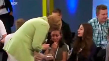 Angela Merkel consuela a la joven palestina.