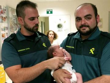 Los dos agentes del instituto armado que han rescatado al recién nacido