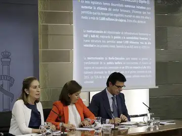 Soraya: "Si en Cataluña se hace algo contra la Constitución se impugnará" Soraya: "Si en Cataluña se hace algo contra la Constitución se impugnará"