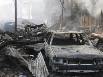 Escombros y coches calcinados por una explosión.