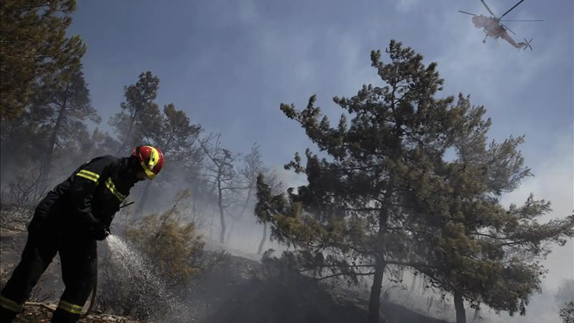 Cuatro incendios siguen activos en Grecia Cuatro incendios siguen activos en Grecia