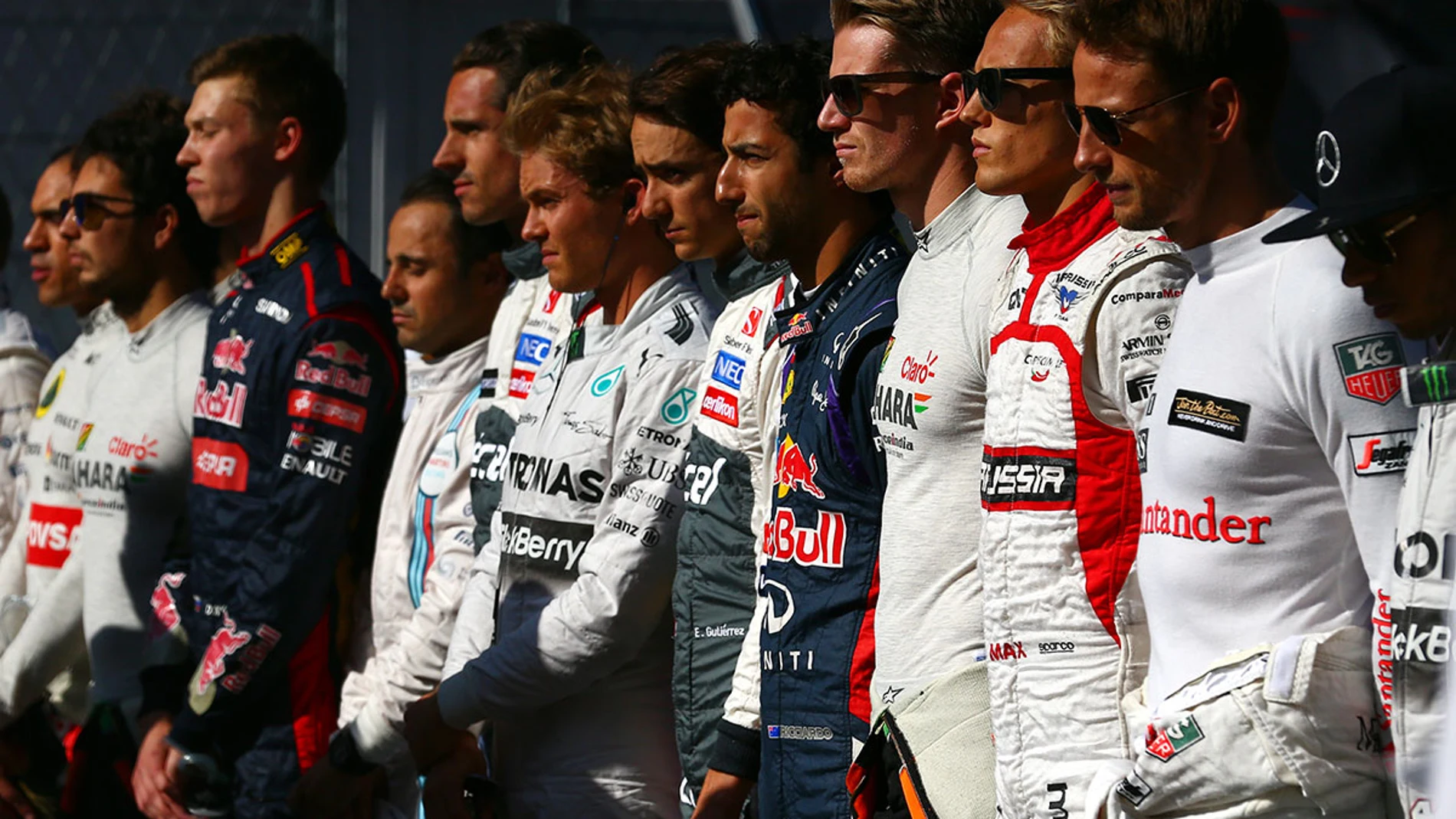 Los pilotos de Fórmula 1 guardan un minuto de silencio en Sukuza tras el accidente de Bianchi