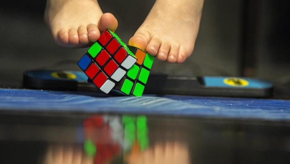 Resuelve el cubo de Rubik con los pies