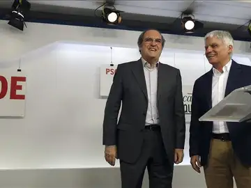 El responsable de Educación, Ciencia y Cultura del equipo de expertos del PSOE, Angel Gabilondo, y el secretario federal de Educación, José Miguel Pérez El responsable de Educación, Ciencia y Cultura del equipo de expertos del PSOE, Angel Gabilondo, y el secretario federal de Educación, José Miguel Pérez