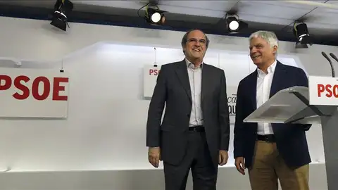 El responsable de Educación, Ciencia y Cultura del equipo de expertos del PSOE, Angel Gabilondo, y el secretario federal de Educación, José Miguel Pérez El responsable de Educación, Ciencia y Cultura del equipo de expertos del PSOE, Angel Gabilondo, y el secretario federal de Educación, José Miguel Pérez