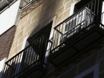La vivienda situada en un barrio céntrico de la capital, presenta signos del incendio