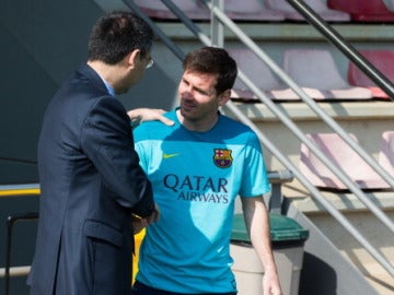 Josep María Bartomeu y Leo Messi se dan la mano