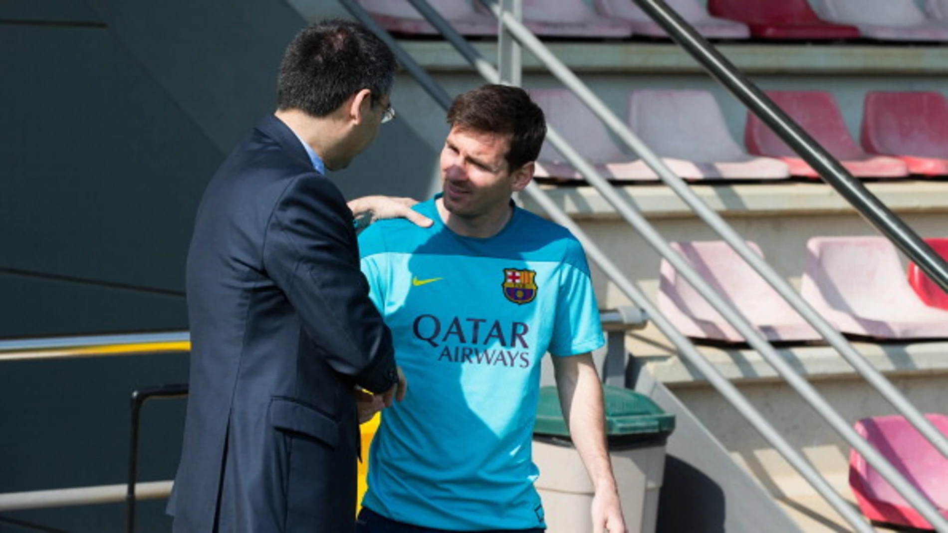 Josep María Bartomeu y Leo Messi se dan la mano Josep María Bartomeu y Leo Messi se dan la mano