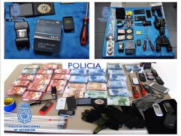 La policia ha incautado dinero en efectivo y material para efectuar los asaltos