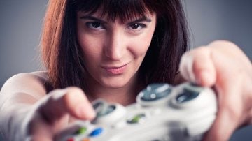 Una mujer jugando a un videojuego