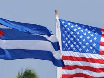 Bandera Cubana junto a bandera estadounidense