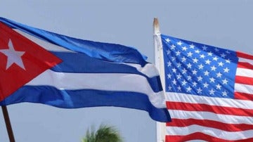 Bandera Cubana junto a bandera estadounidense