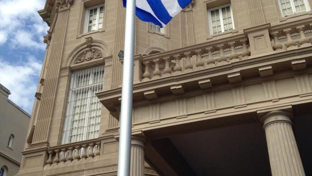 Bandera de Cuba ondeando en la embajada de Washington