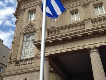 Bandera de Cuba ondeando en la embajada de Washington