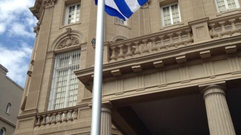 Bandera de Cuba ondeando en la embajada de Washington